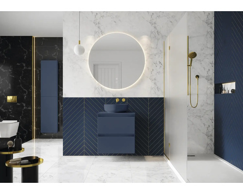 Badrum med tvättställ, spegel, dusch och toalett