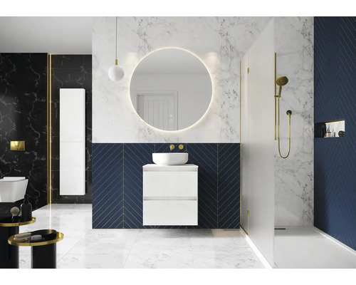 Modernt badrum med tvättställsskåp, spegel, dusch och toalett.