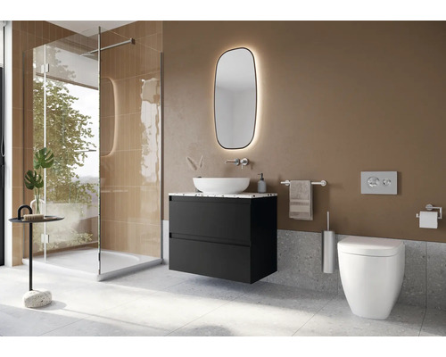 Badrum med dusch, tvättställ med spegel och toalett