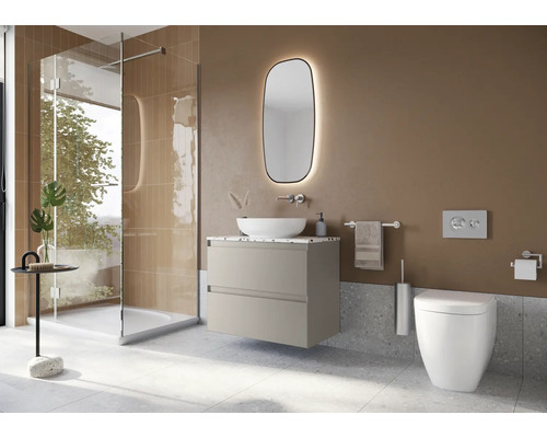 Modernt badrum med dusch, tvättställ, spegel och toalett