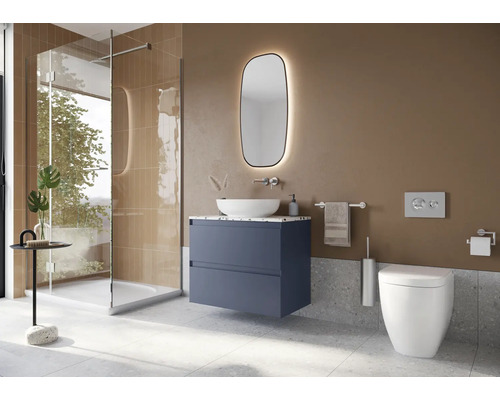 Modernt badrum med dusch, tvättställ, spegel och toalett.