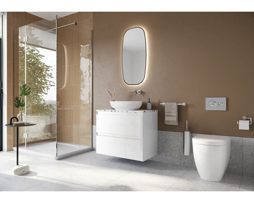 Modernt badrum med dusch, tvättställ, spegel och toalett.