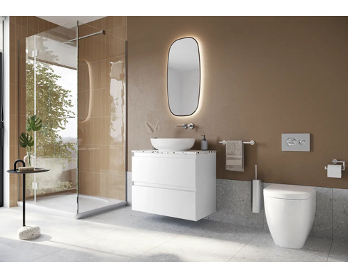 Modernt badrum med dusch, tvättställ, spegel och toalett.