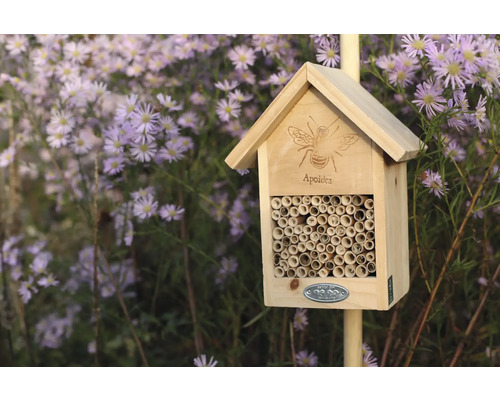 Insekthotell av trä med boplats för vildbin