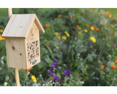 Insekthotell av trä i trädgården