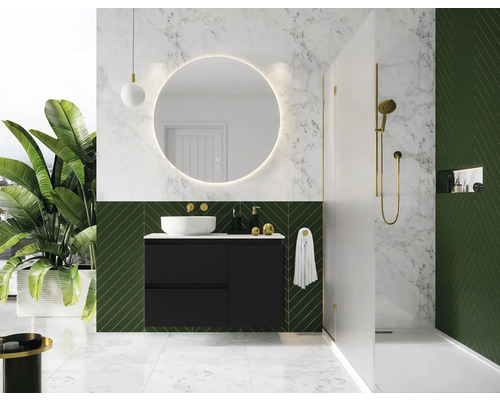 Modernt badrum med svart tvättställsskåp, rund spegel med belysning och dusch.