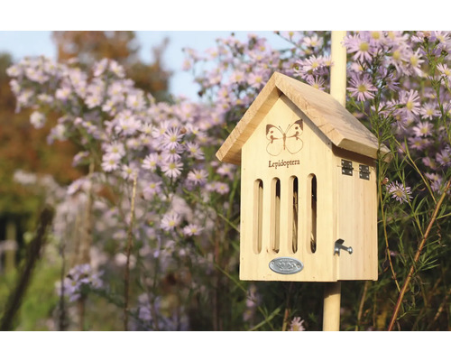 Fjärilsholk av trä i trädgården