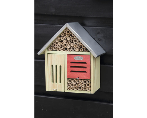 Insekthotell med bamburör och tak