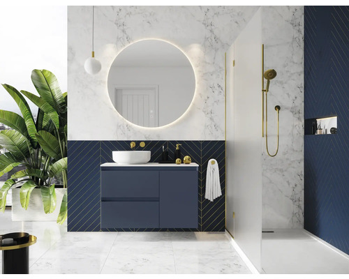 Modernt badrum med tvättställ, spegel, dusch och växter