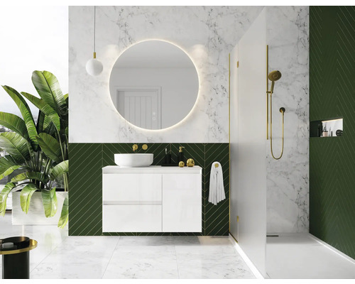 Modernt badrum med tvättställ, spegel, dusch och växter.