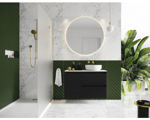 Badrum med dusch, handfat, spegel och grönt väggkakel