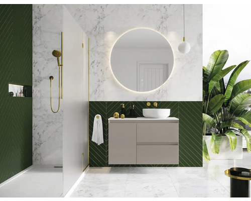 Modernt badrum med tvättställ, spegel, dusch och gröna accenter