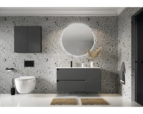 Modernt badrum med tvättställsskåp, spegelskåp, rund spegel, hängande toalett och mönstrad vägg