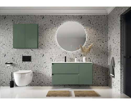 Modernt badrum med tvättställ, spegel, toalett och förvaring