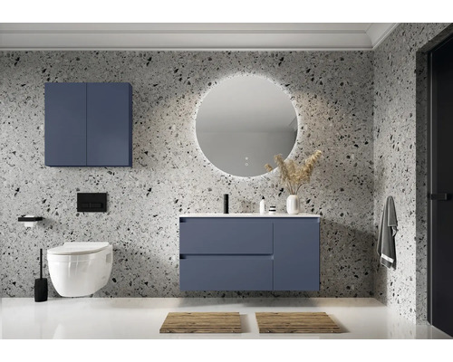 Modernt badrum med tvättställ, spegelskåp och toalett mot en vägg med stenmönster