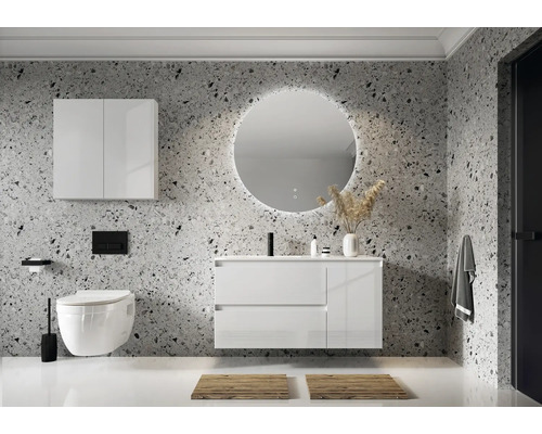 Modernt badrum med tvättställ, spegel, väggskåp och toalett framför en vägg med stenmönster