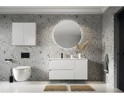 Modernt badrum med handfat, spegel, toalett och skåp