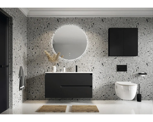 Modernt badrum med tvättställ, spegel, väggskåp och toalett mot en mönstrad vägg