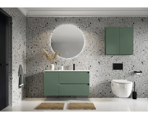 Modernt badrum med tvättställsskåp, spegel, väggskåp och toalett mot en mönstrad vägg