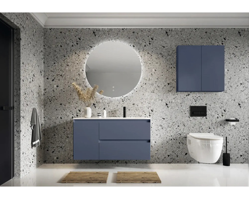 Modernt badrum med tvättställ, spegelskåp, toalett och dekoration.