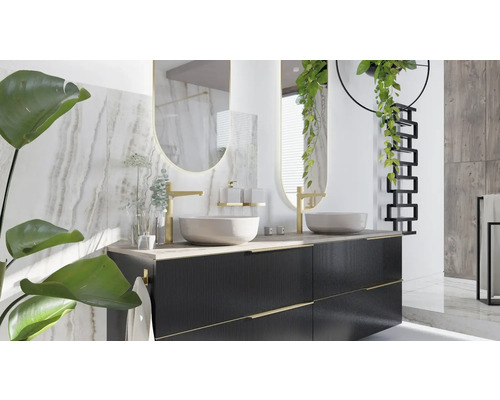 Badrum med tvättställsskåp, tvättställsskål och spegel