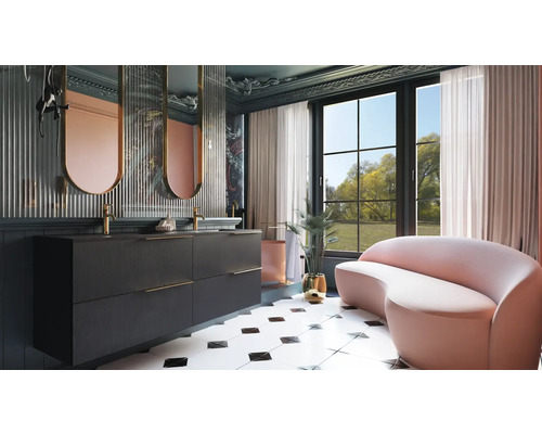 Badrum med tvättställ, speglar och sittbänk framför ett fönster