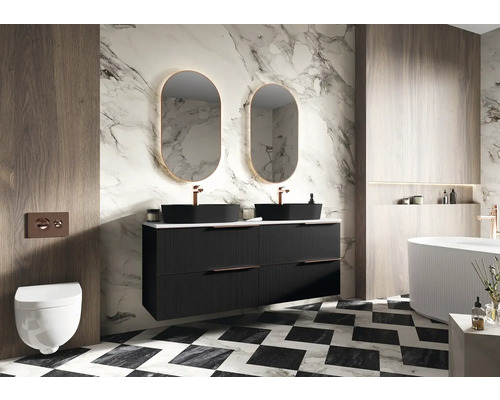 Modernt badrum med dubbla handfat, svarta tvättställsskålar, ovala speglar med belysning och en vägghängd toalett.