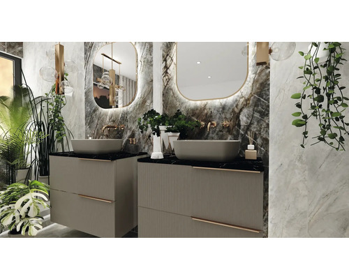 Modern badrumsdesign med två handfat, speglar och växter för en ljus och vänlig atmosfär