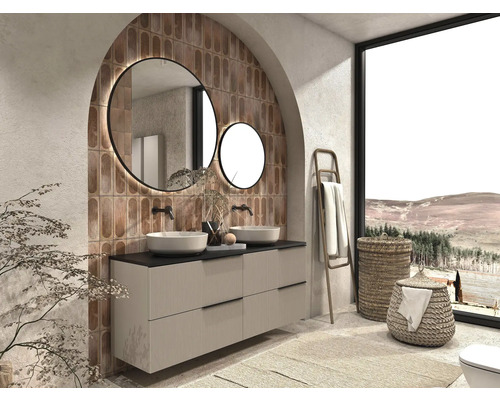 Badrum med handfat, speglar, tvättkorgar och handdukshållare framför ett stort fönster