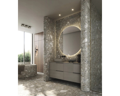 Modernt badrum med terrazzogolv, rund spegel med belysning och tvättställsskåp