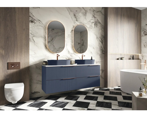 Modernt badrum med dubbla handfat, ovala speglar och svartvitt schackmönster