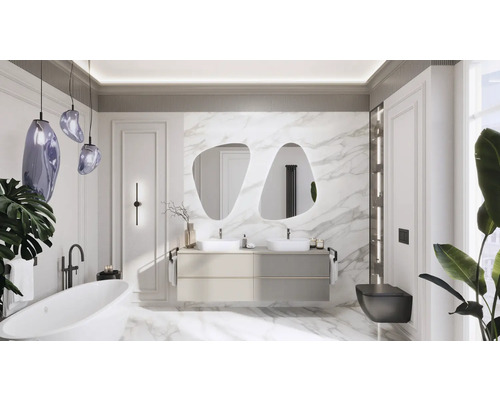 Modernt badrum med badkar, tvättställ, speglar och toalett