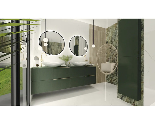 Badrum med tvättställsskåp, tvättställsskålar, runda speglar, hängande lampor och hängstol