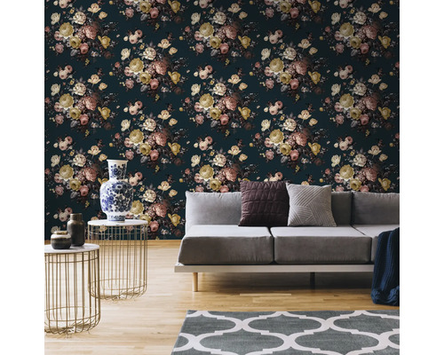 Vardagsrum med blommig tapet, soffa och sidobord