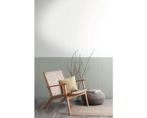 Vardagsrum med träfåtölj, kudde, pall och matta