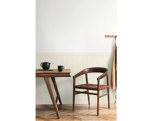 Matsal med träbord, stol och väggpaneler