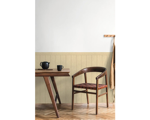 Matsal med träbord, stol och väggpaneler i interiören