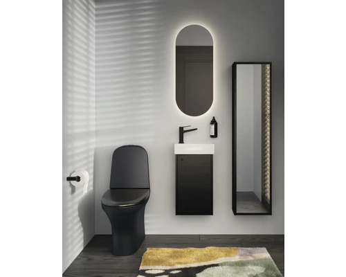 Modernt badrum med toalett, tvättställsskåp, belyst spegel och extra spegel