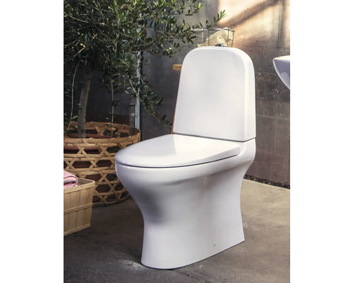 Golvstående toalett med cistern i badrum