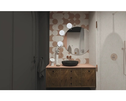 Badrum med tvättställsskåp, handfat och spegel