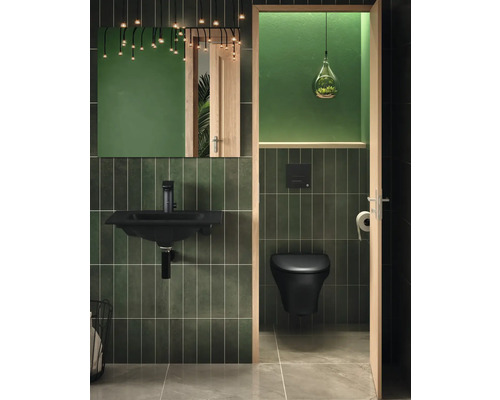 Modernt badrum med tvättställ, spegel, hängande toalett och grönt kakel