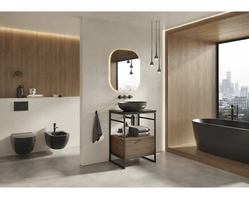 Modernt badrum med toalett, bidé, tvättställ, spegel och badkar