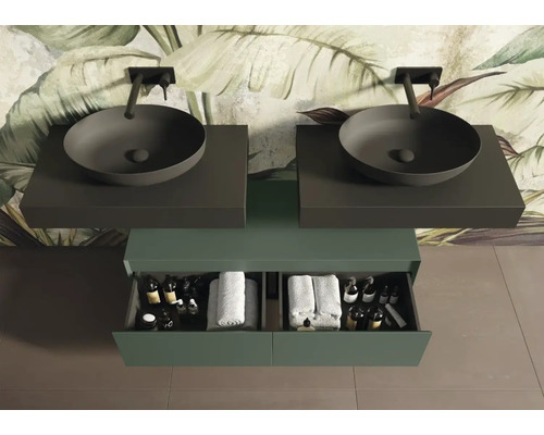 Modernt badrum med dubbla handfat, underskåp och tillbehör