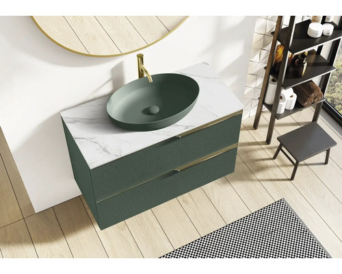 Badrum med tvättställ, underskåp med två lådor, armatur och spegel