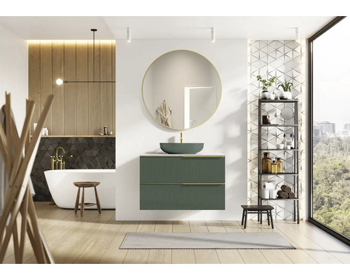 Badrum med handfat, spegel, badkar och hylla