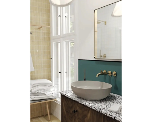 Ljust badrum med handfat, spegel och handdukar