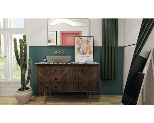 Badrum med tvättställsskåp, spegel, radiator och kaktus