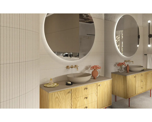 Badrum med två tvättställ, runda speglar med belysning och väggplattor