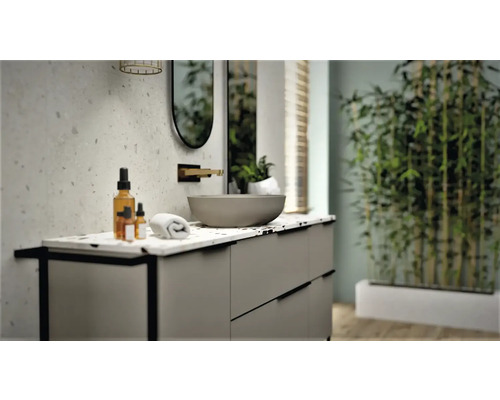 Badrum med tvättställ, spegel, handduk och kosmetika