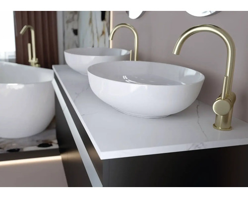 Badrumshandfat av keramik på bänkskiva med blandare